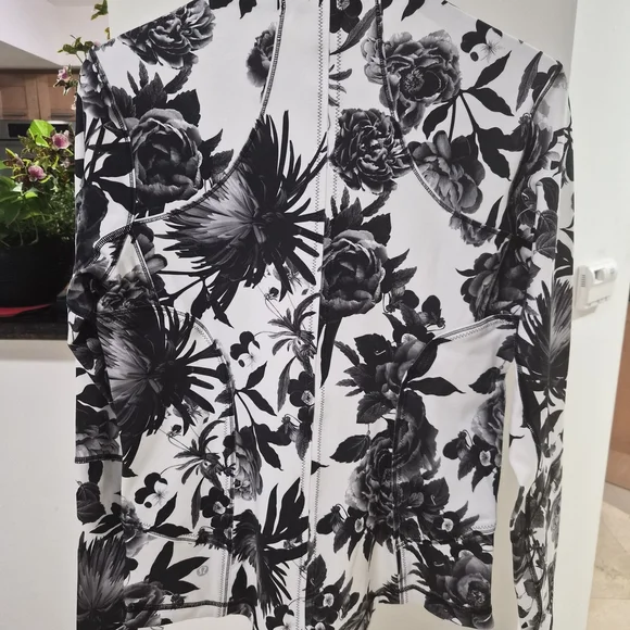 LULULEMON Special Edition Floral Black and White Women's Jacket Size 10 NWOT - Picture 6 of 8